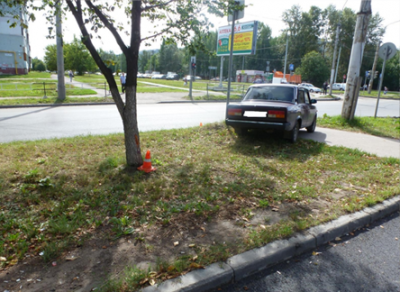  На Пошехонском шоссе в Вологде мужчина врезался дерево и погиб