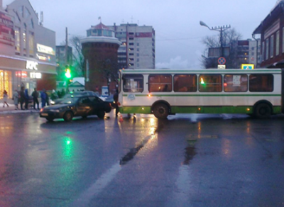 В Череповце легковушка столкнулась с пассажирским автобусом
