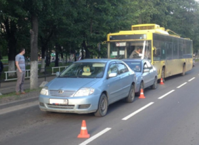 В Вологде водитель троллейбуса стал виновником ДТП с двумя легковушками