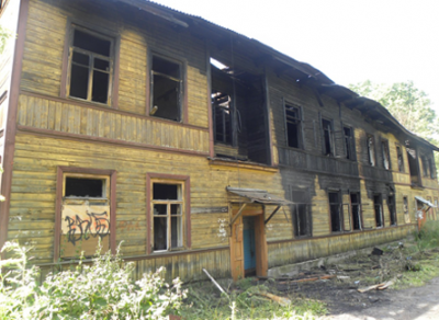 На улице Можайского сгорел расселенный дом