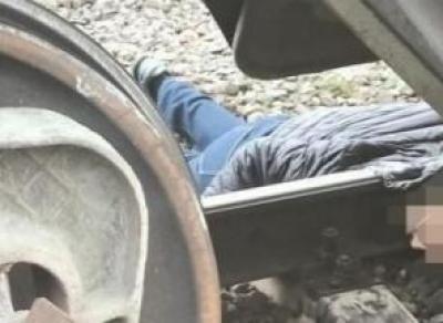 Мужчина погиб под поездом в Вологде