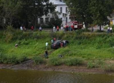 Водитель свернул в реку, пытаясь уйти от преследования ГИБДД
