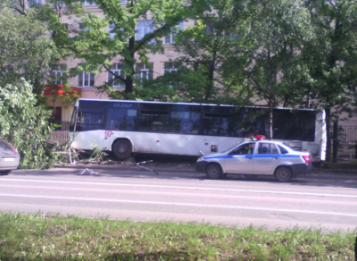 На улице Горького рейсовый автобус вылетел на тротуар: есть пострадавшие