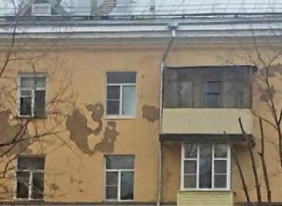 С отремонтированного дома в Вологде осыпается штукатурка