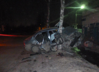 Молодой человек врезался на машине в дерево: пострадали 2 человека