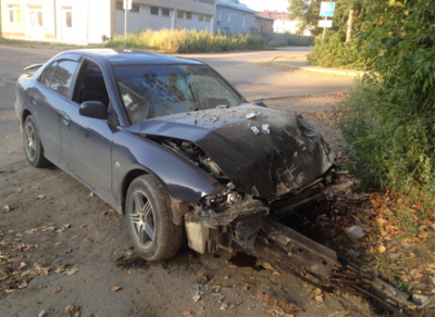 Пьяный водитель иномарки протаранил бетонный забор в Вологде