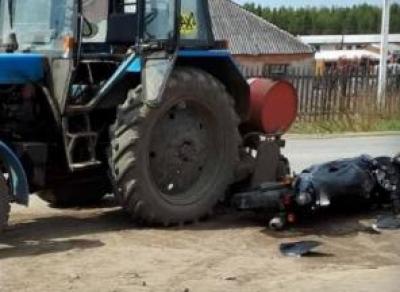 Мотоциклист разбился об трактор
