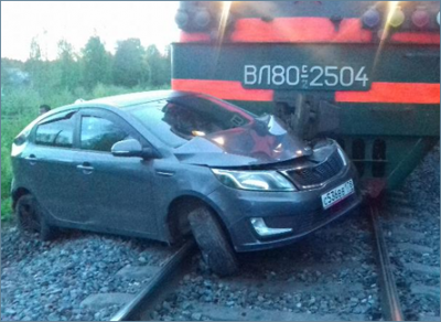 В Череповецком районе грузовой поезд протаранил легковушку