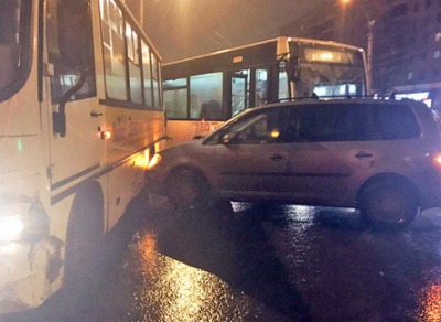 Три автобуса и иномарка столкнулись сегодня утром на перекрестке улиц Мира и Герцена 