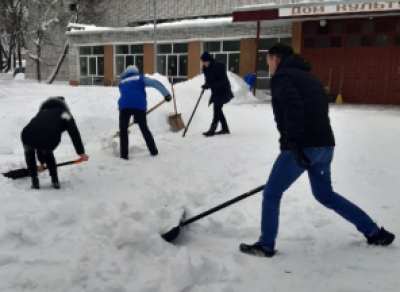 Чиновники Вологодского района вышли чистить снег