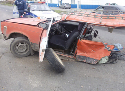 В ДТП в Череповце машину разорвало пополам