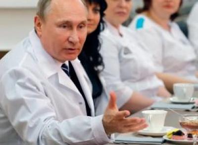 Путин поручил начать вакцинацию от COVID