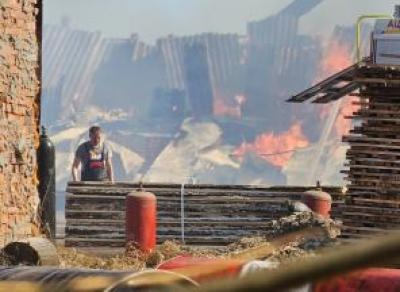 Прямо сейчас в районе аэропорта в Вологде — крупный пожар