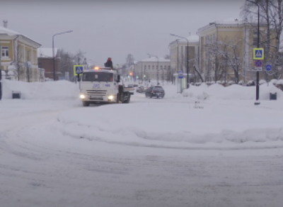 В Череповце эвакуируют машины, мешающие уборке снега