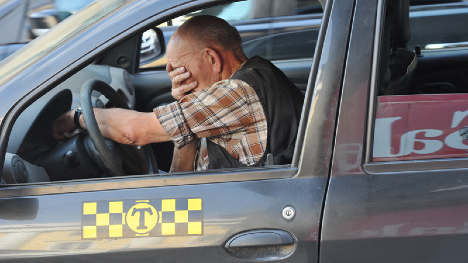 53-летний таксист остался без колес и без денег