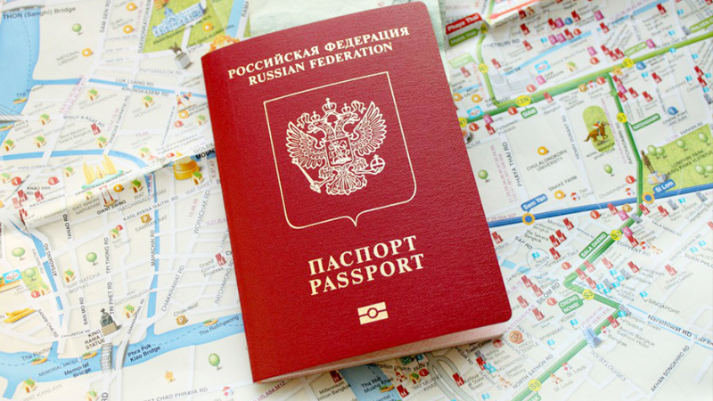В России резко вырос спрос на загранпаспорта