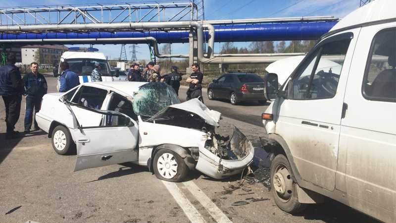 В Череповце в аварии с участием трех автомобилей пострадал 24-летний молодой человек