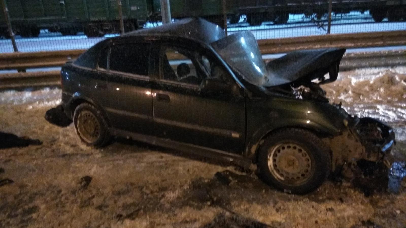 В Вологде автомобиль врезался в автобус: водитель погиб