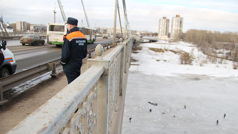 С Октябрьского моста в Череповце намеревался спрыгнуть 35-летний мужчина