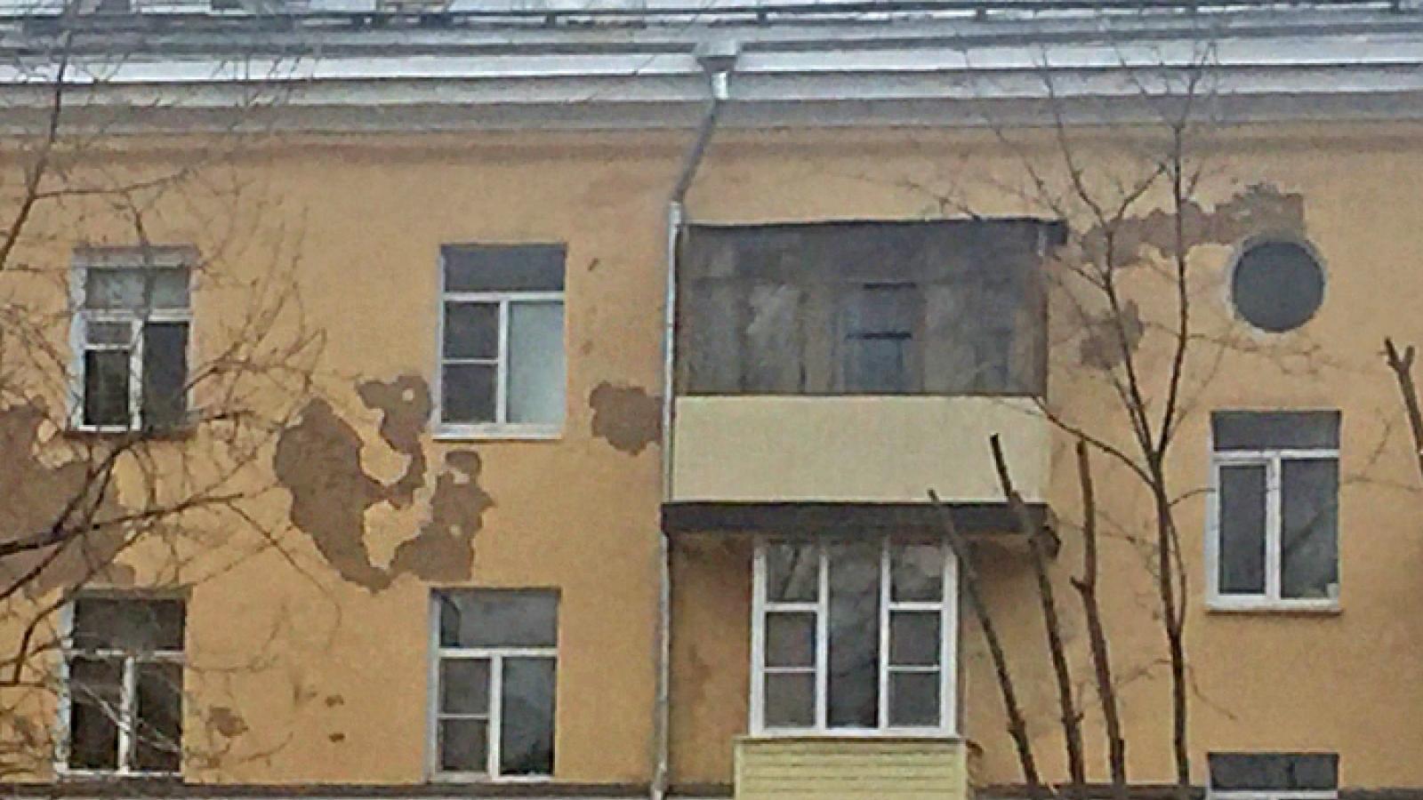 С отремонтированного дома в Вологде осыпается штукатурка
