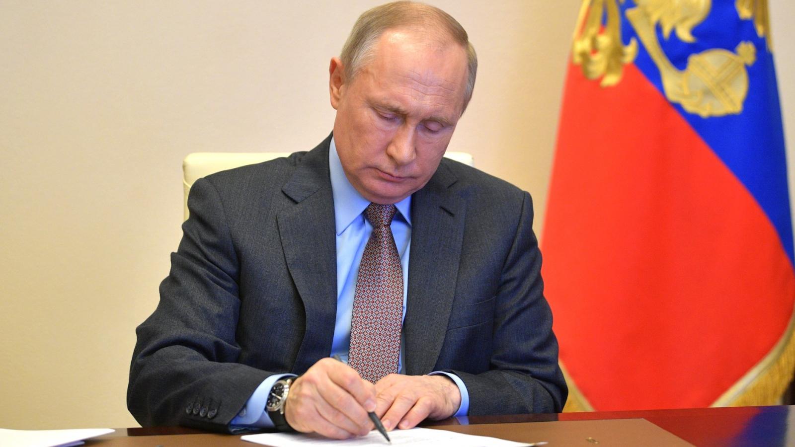 Путин подписал договоры о присоединении новых территорий к РФ