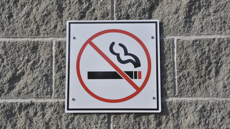 Россиянам могут запретить курить у подъездов жилых домов