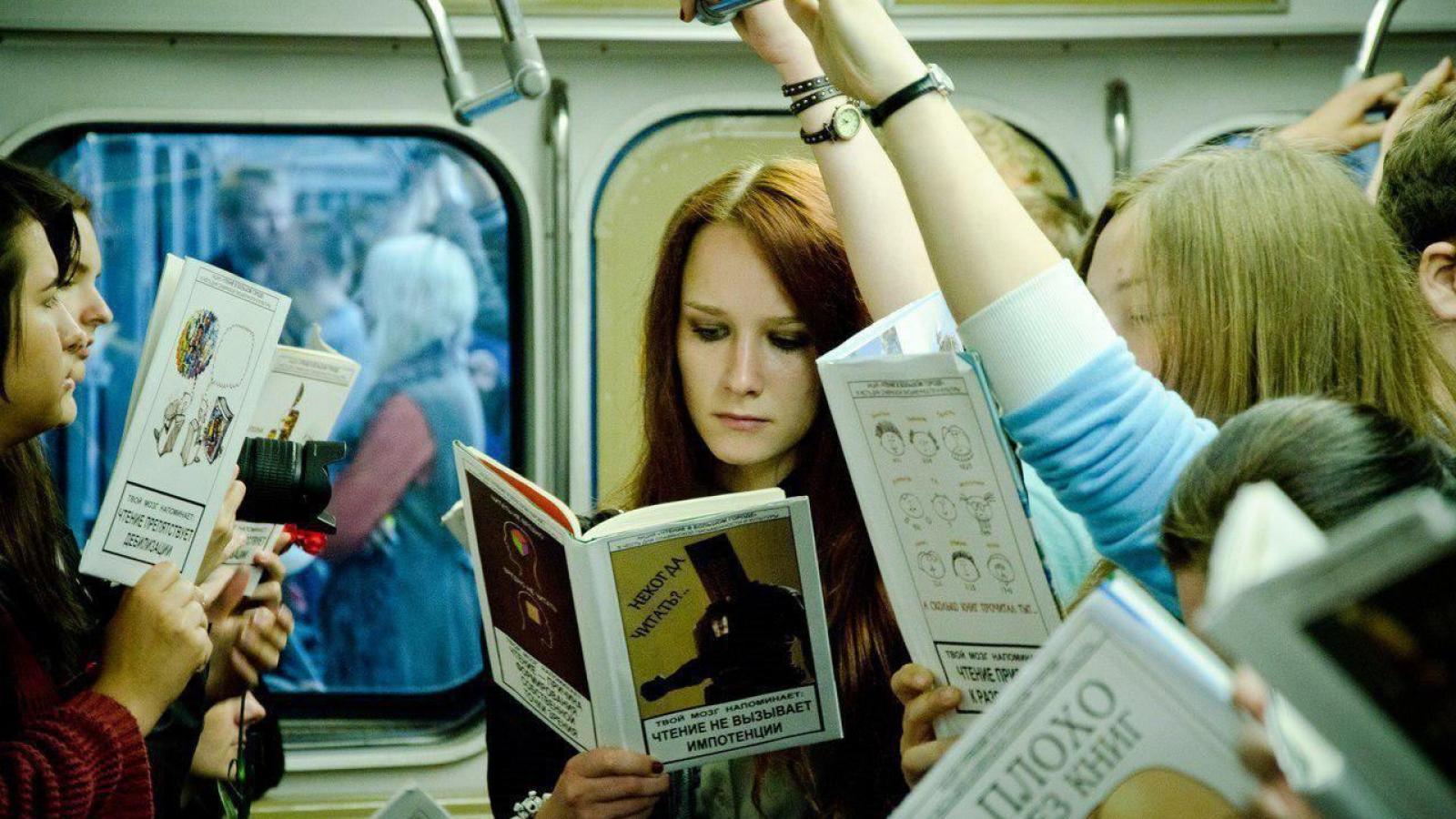 Она читает в метро. Книга для чтения в метро. Люди с книгами в метро. Люди читают в метро. Читает книгу в метро.