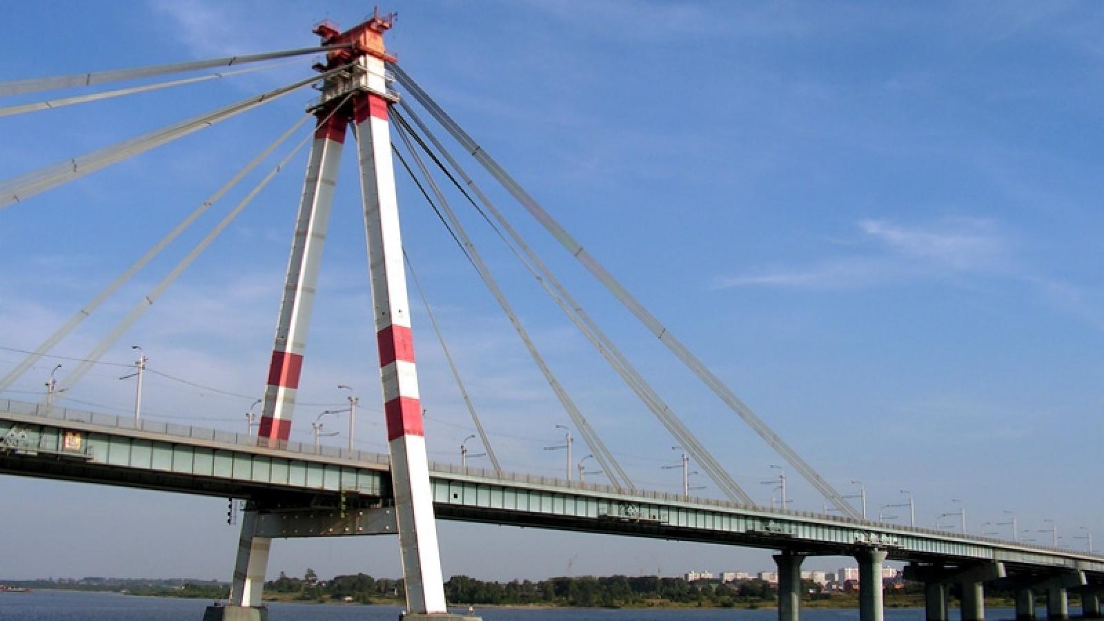 В Череповце завершили покраску Октябрьского моста