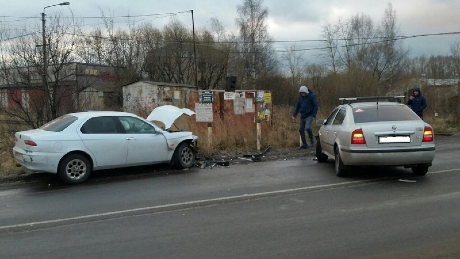 В Череповце столкнулись две машины: 60-летний водитель пострадал