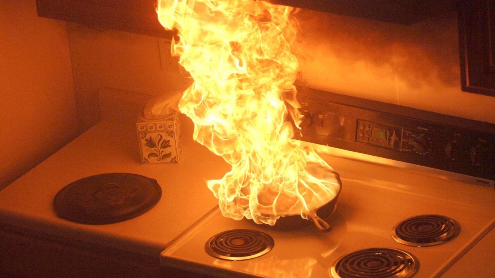 Пожар в Бывалово из-за подгоревшей еды: есть пострадавший