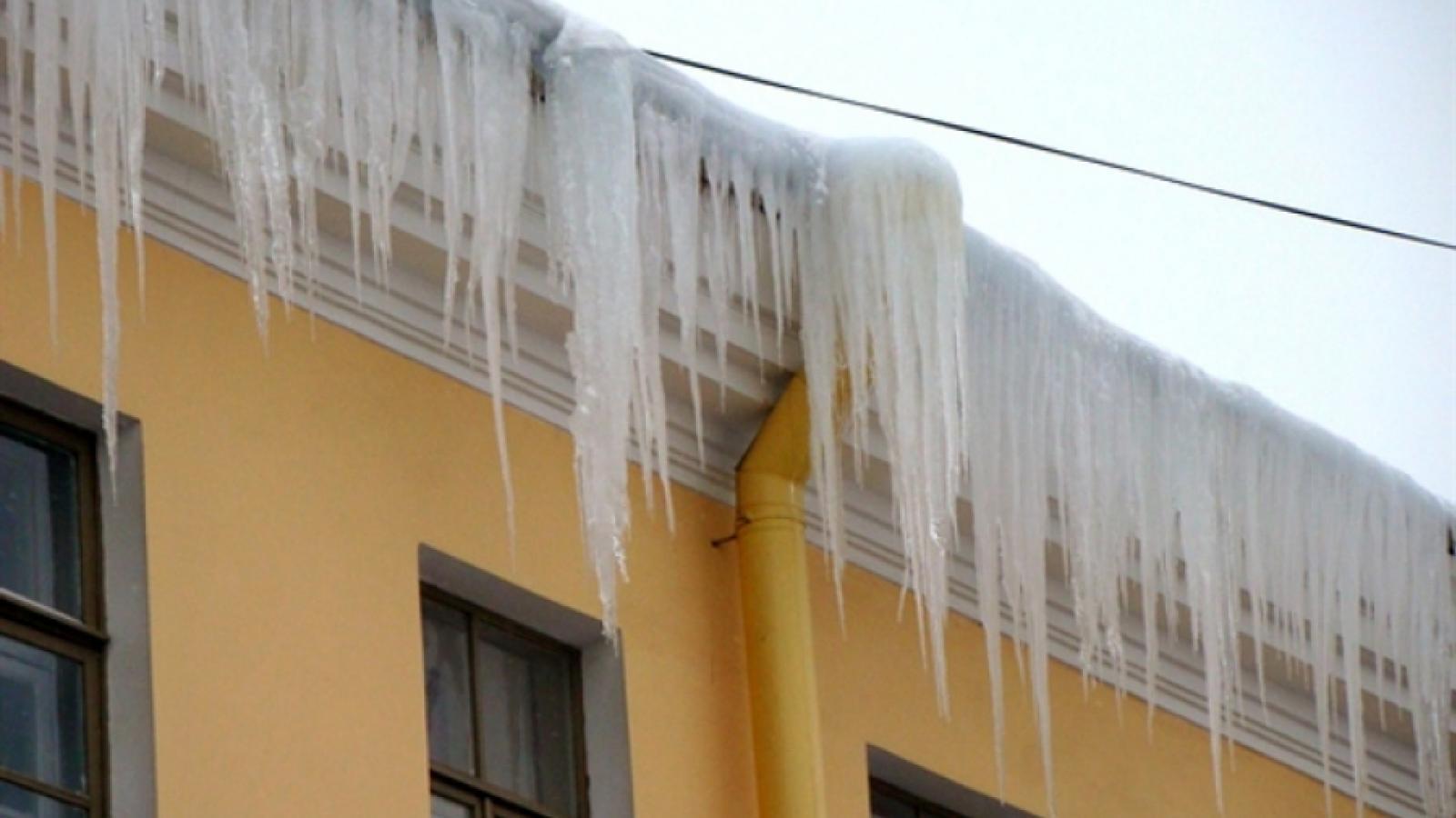 В Вологде выявлено более 70 нарушений уборки снега и наледи с крыш