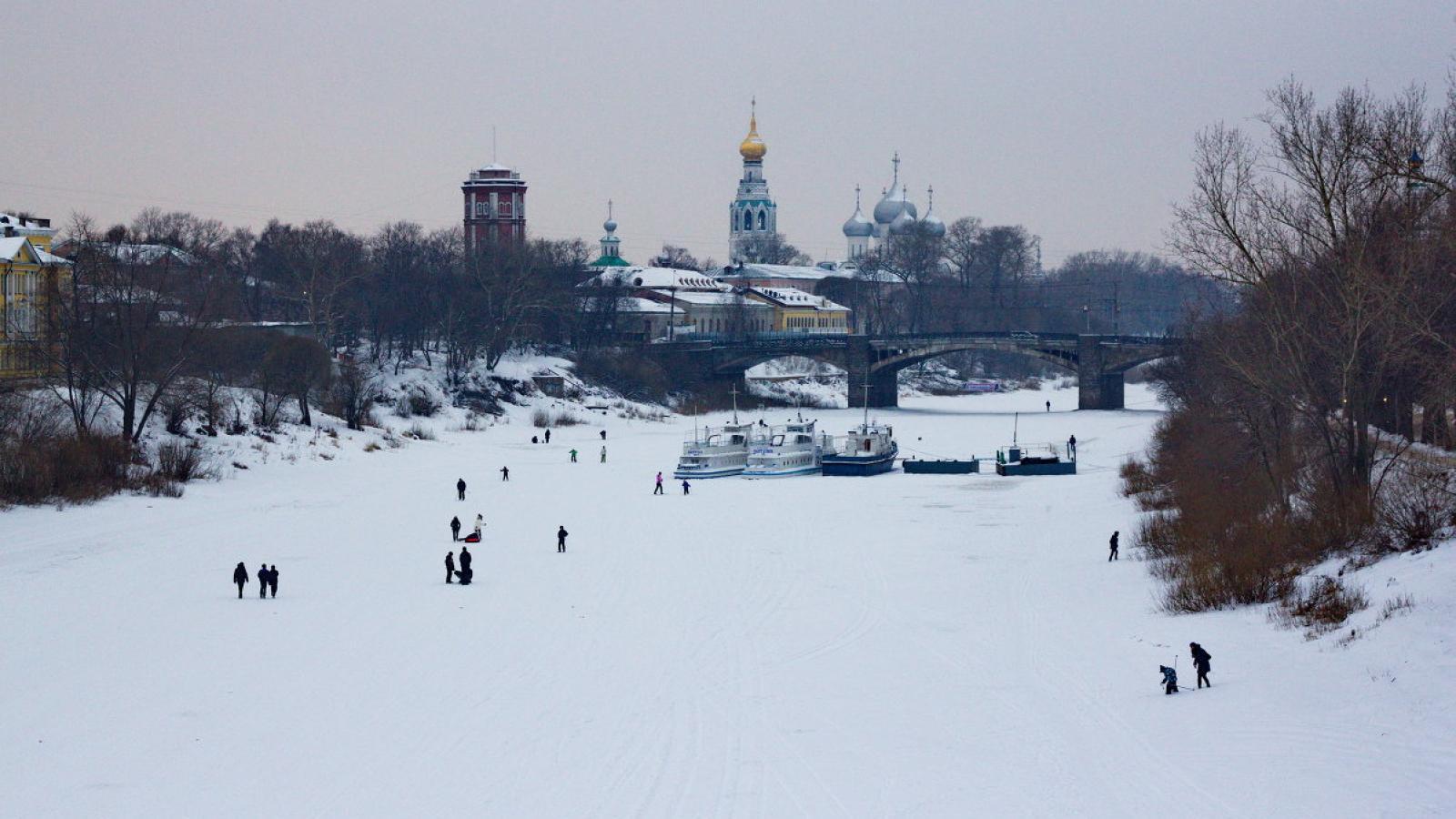 Вологжан предупреждают: выходить на лед стало опасно