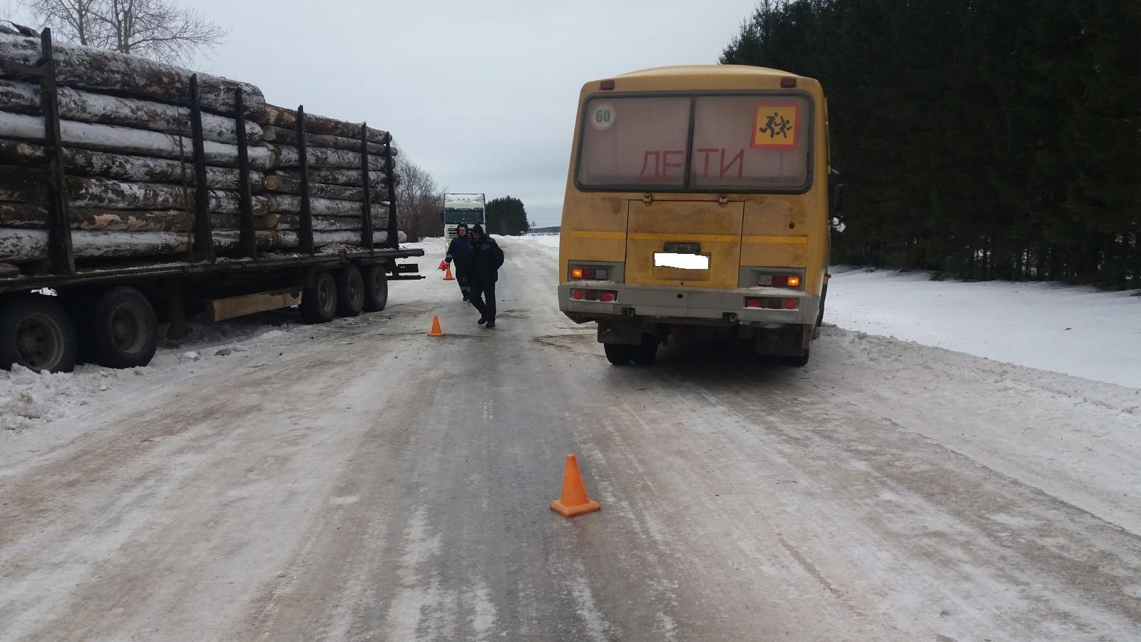 В Вологодской области школьный автобус попал в ДТП: один пострадавший