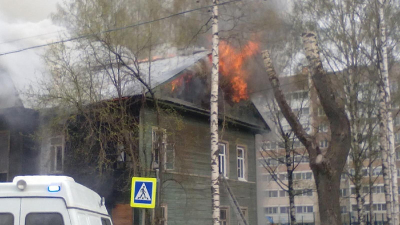 Пожар на Козлёнской: вспыхнул жилой дом