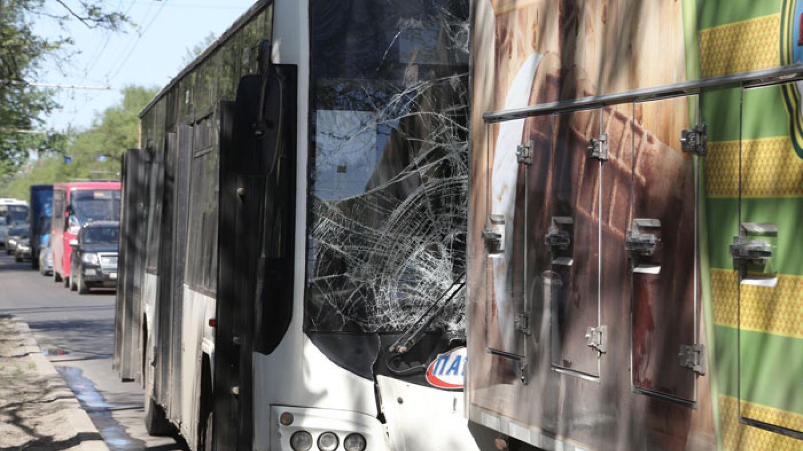 Автобус и грузовик столкнулись в центре Вологды