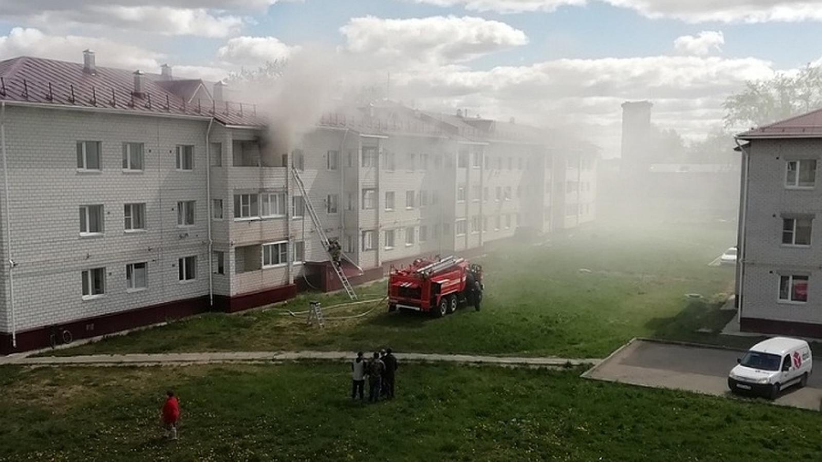 Из горящей квартиры в Соколе спасли двух детей и их  мать