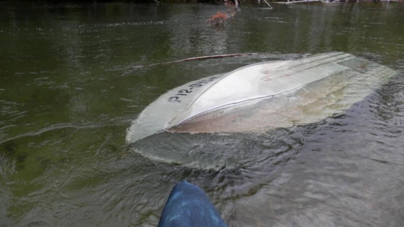В Вологодской области опрокинулась лодка с двумя рыбаками
