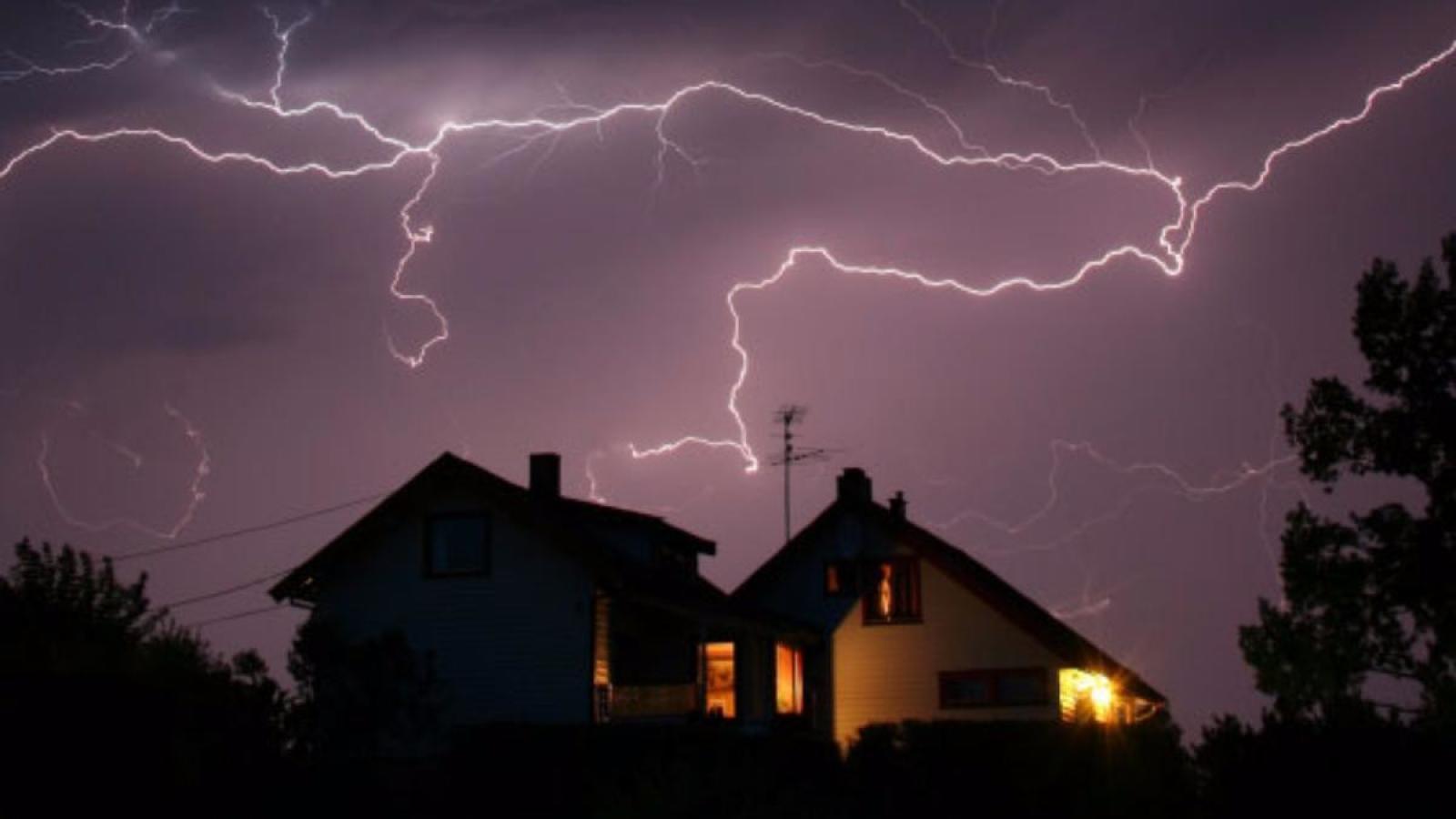 В Вологодской области молния ударила в жилой дом