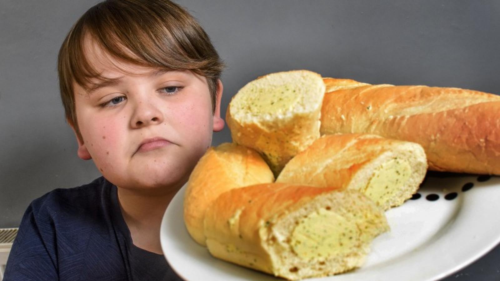 Хлеб невкусный. Мальчик с булочкой. Человек хлеб. Кушать хлеб. Человек батон.