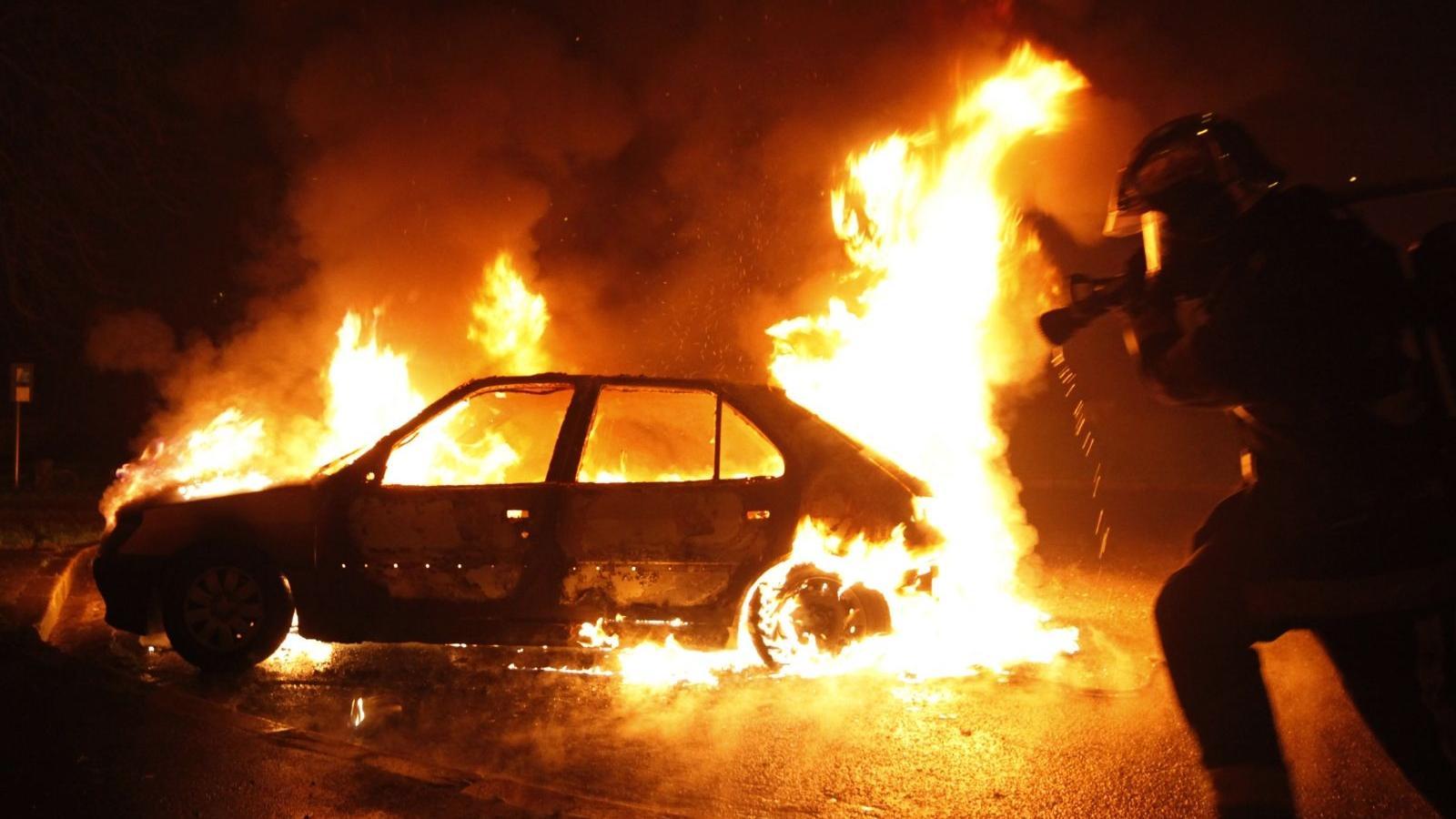 Дорогой автомобиль сожгли ночью в Вологде