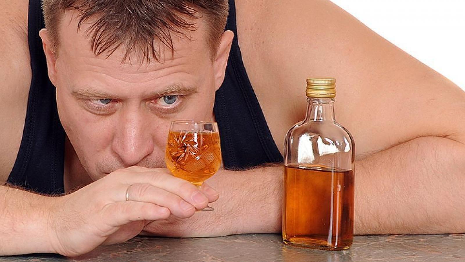 Картинка пьющий человек. Мужской алкоголизм. Что выпить алкоголь.