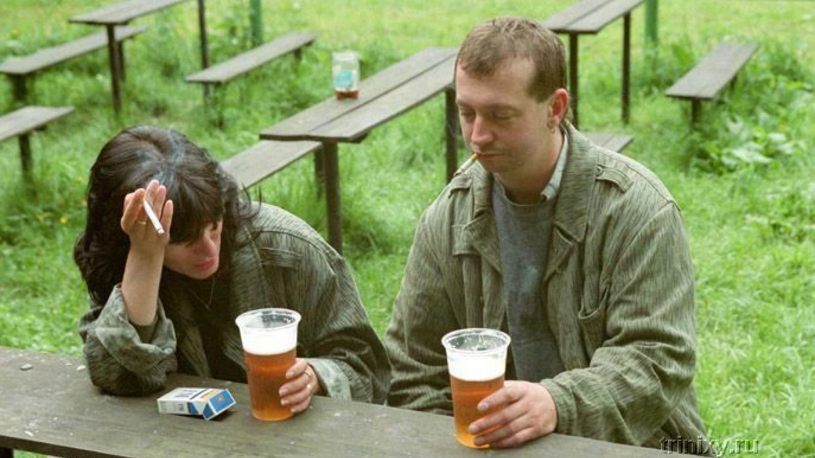 Двое пьяных парней. Два друга бухают. Два Акаша мужчина и женщина. Два мужика пьют пиво.