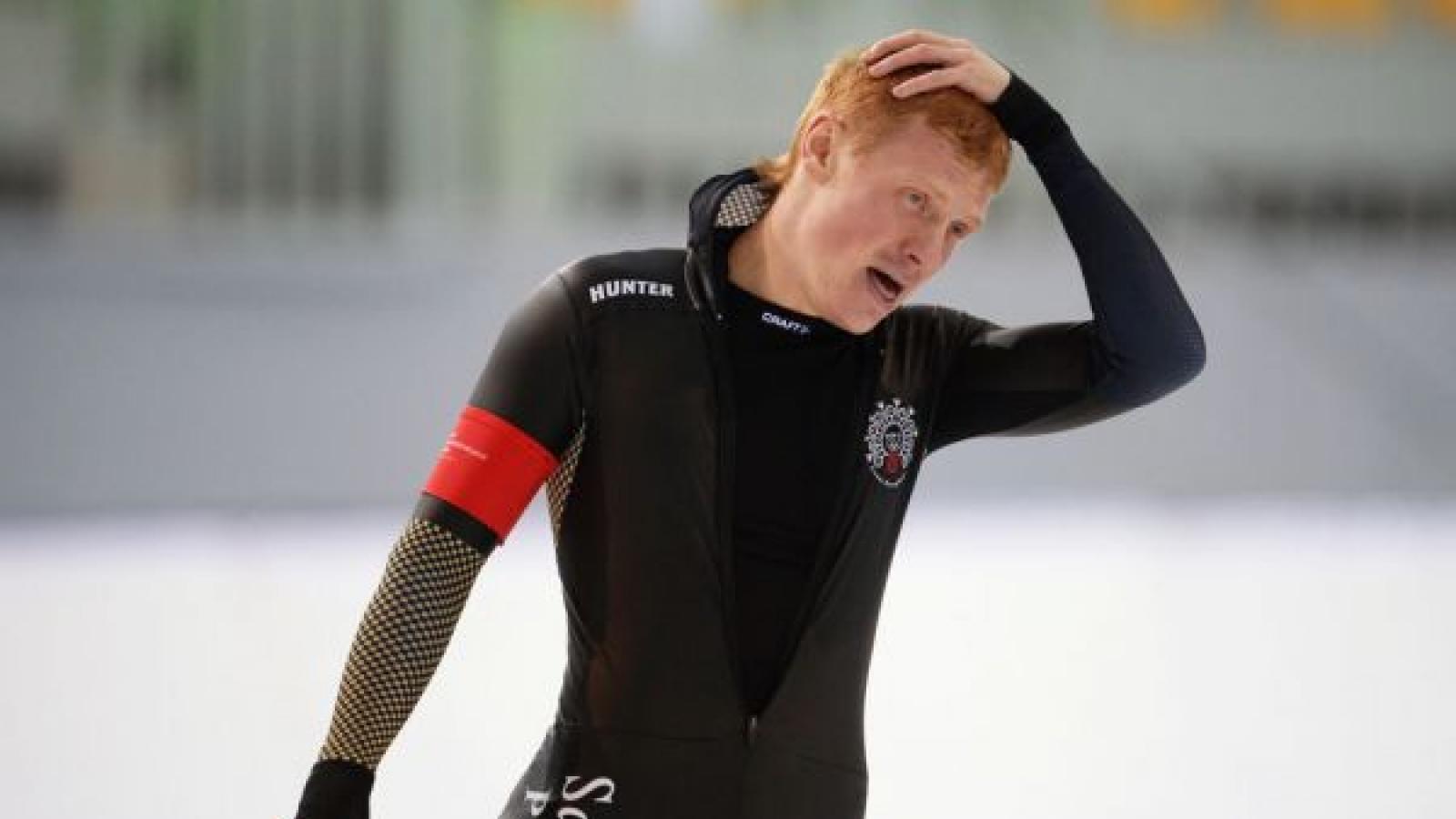 Команду российских конькобежцев дисквалифицировали из-за вологжанина
