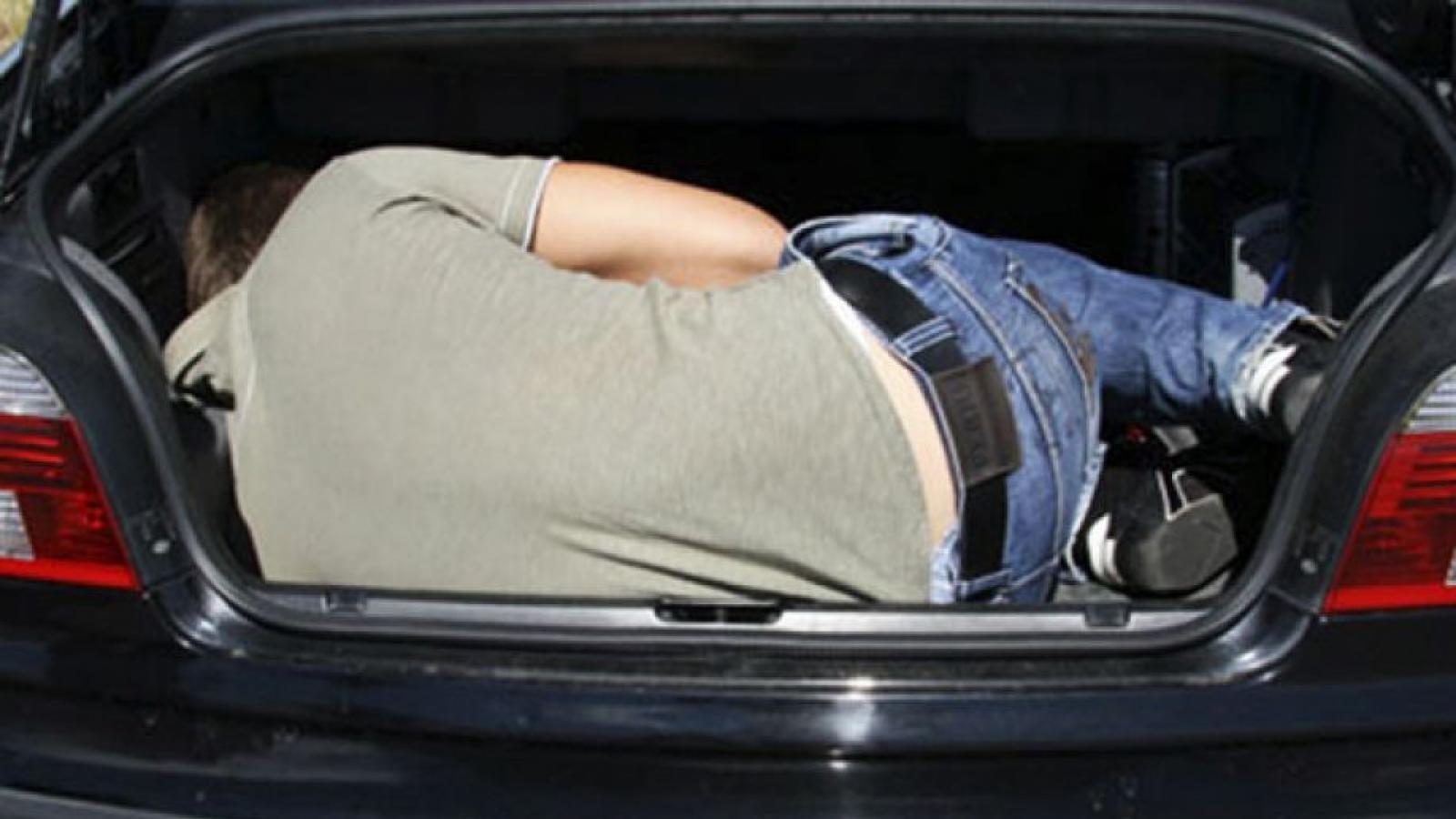 Под Череповцом пьяный водитель прятался от полиции в багажнике