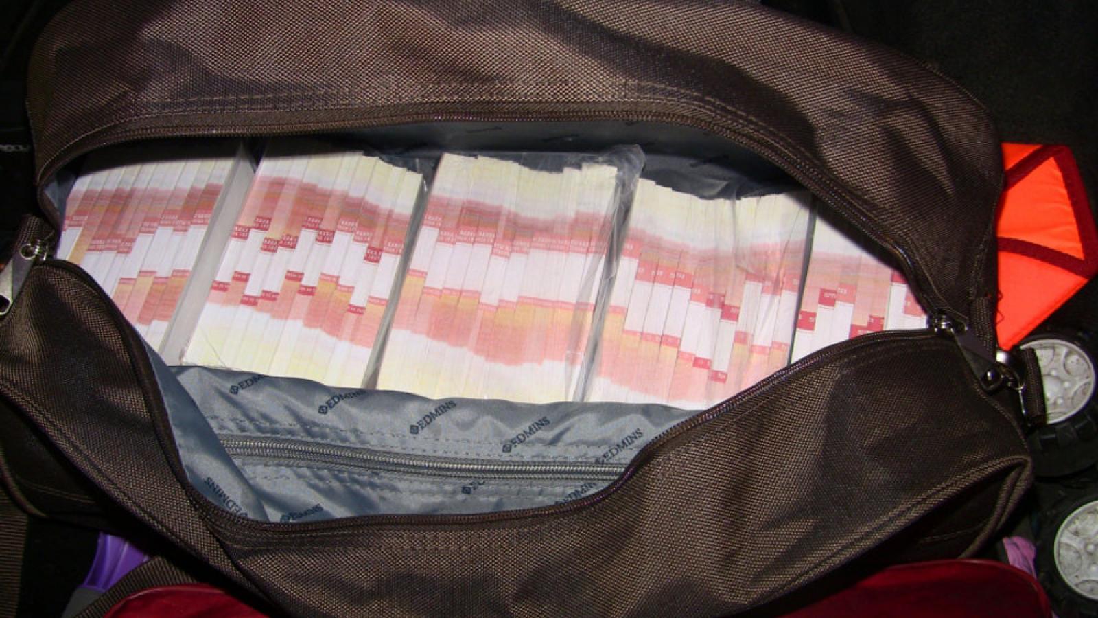 В аэропорту Череповца задержали человека с сумкой денег