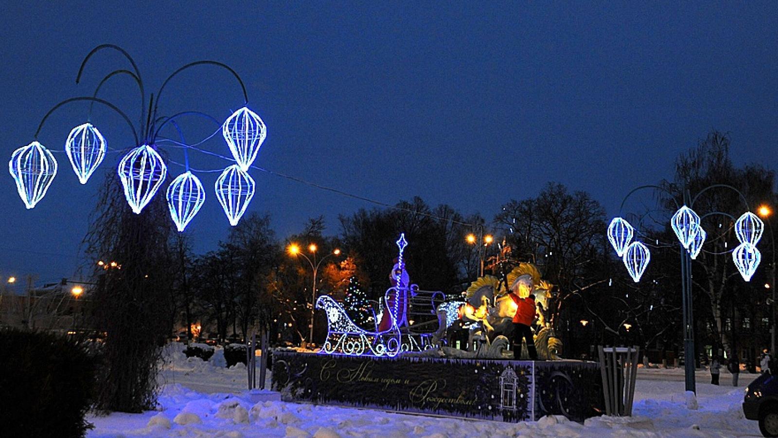 Областную столицу украшают к новогодним праздникам