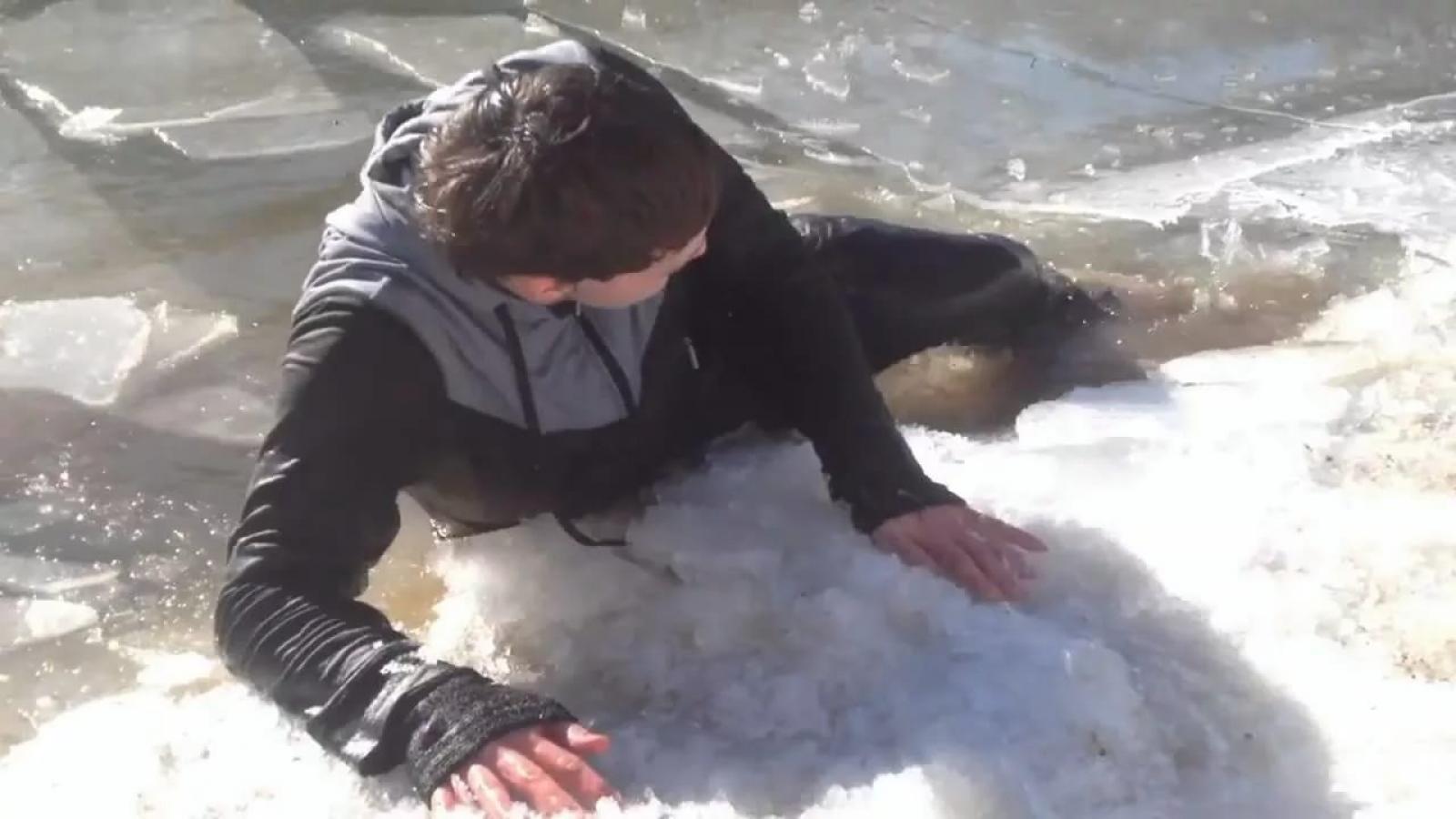 Подростка спасли из ледяной воды