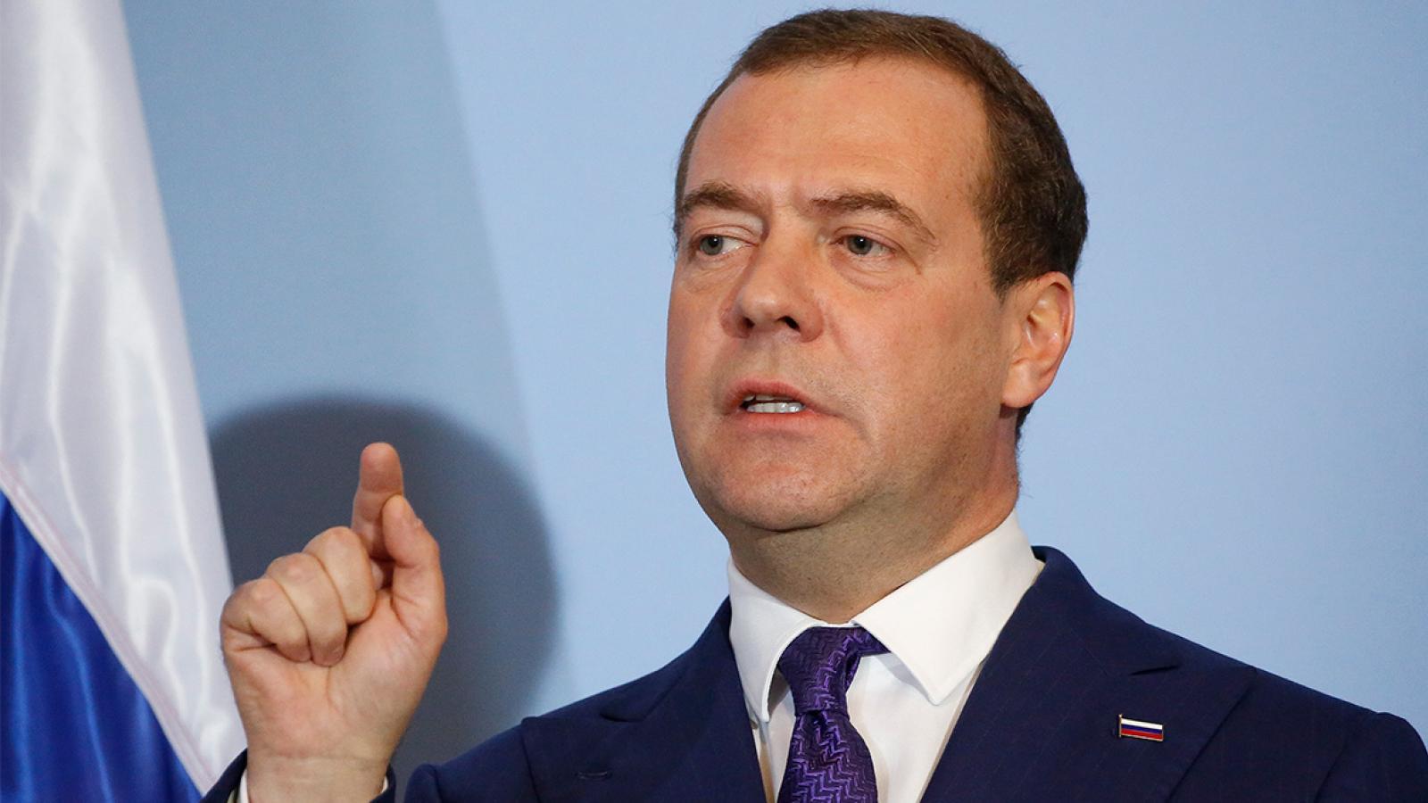 Медведев призвал единороссов отдать зарплату больницам