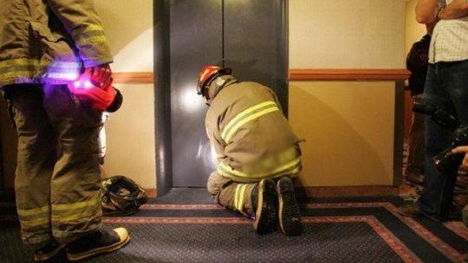 Сотрудники прокуратуры проверяли лифт — и застряли