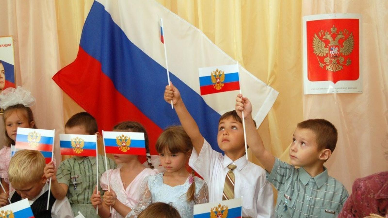 Путин предложил поднимать флаг в школах